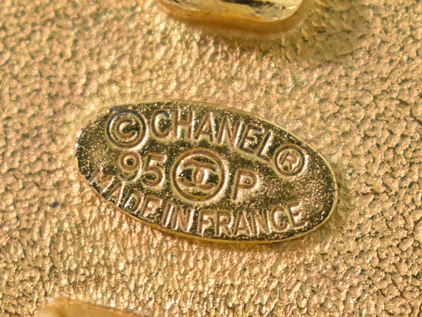 CHANEL ロゴ フェイクパール イヤリング GP ホワイト