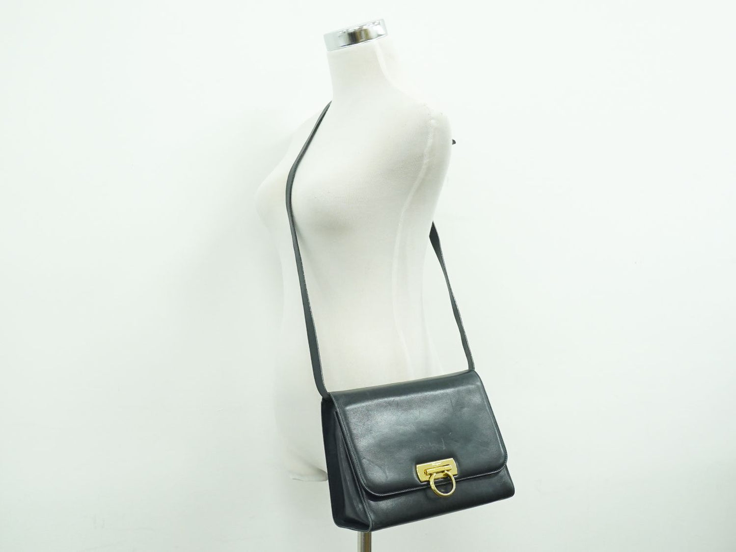 Salvatore Ferragamo ガンチーニ ショルダーバッグ ネイビー