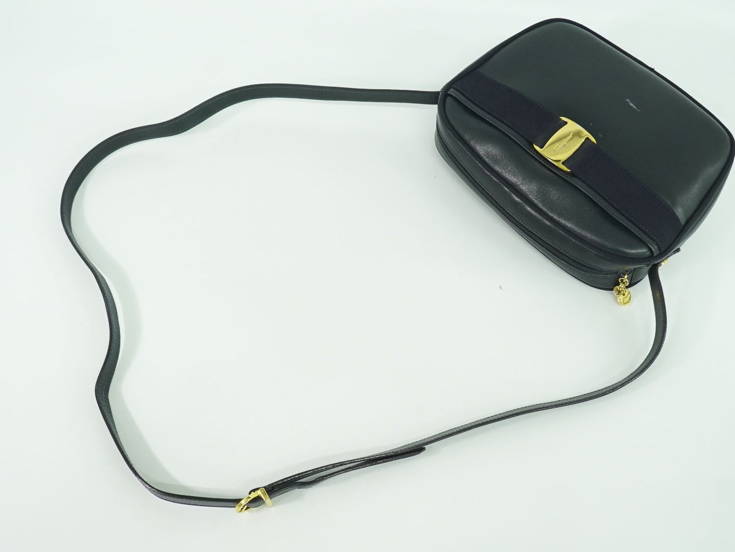Salvatore Ferragamo ヴァラ ショルダーバッグ ネイビー