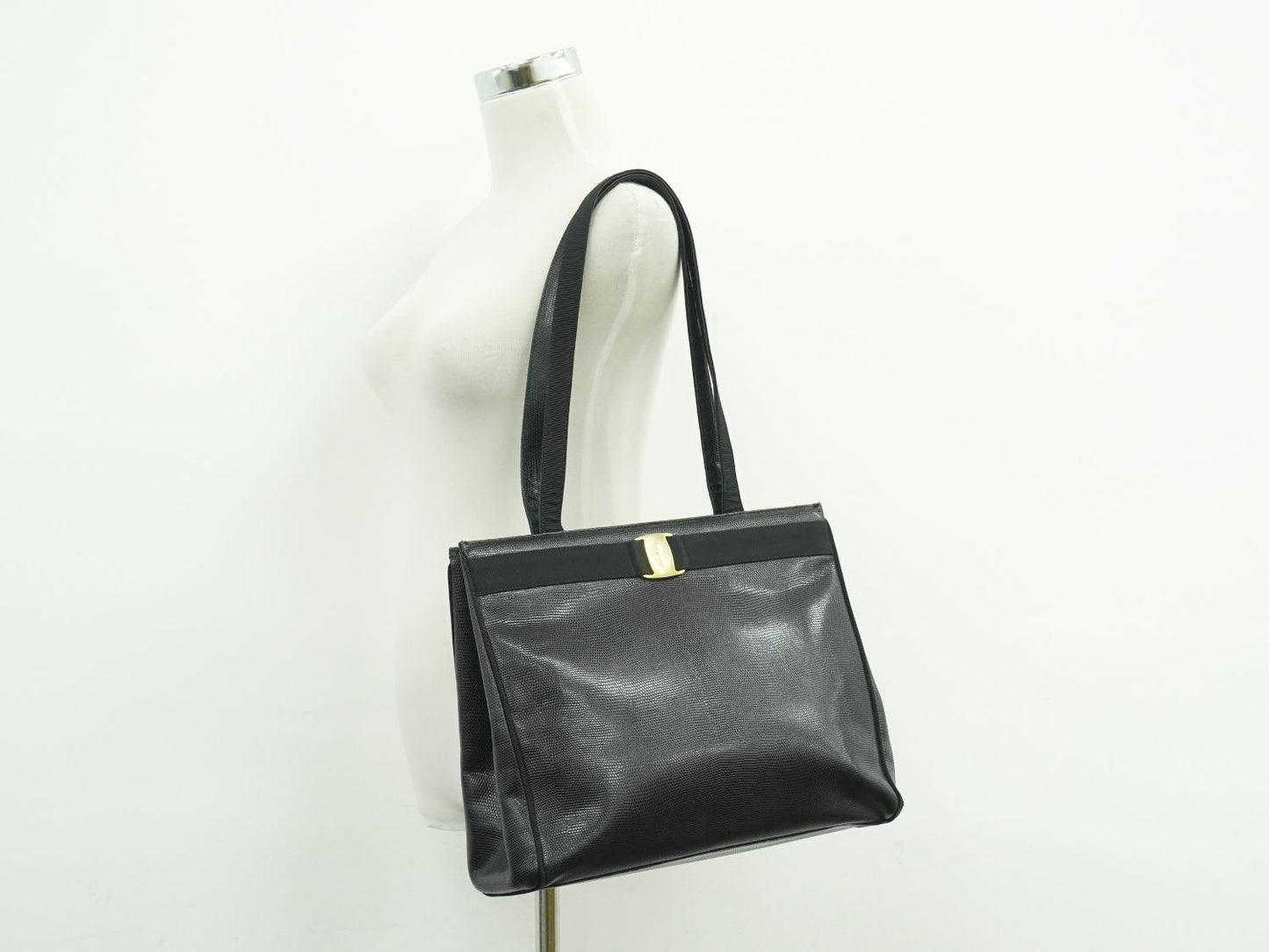 Salvatore Ferragamo ヴァラ ショルダーバッグ ブラック