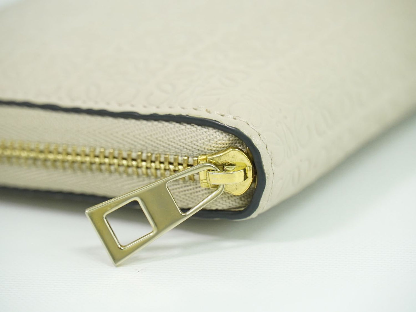 LOEWE リピート アナグラム ラウンドファスナー 長財布 ベージュ