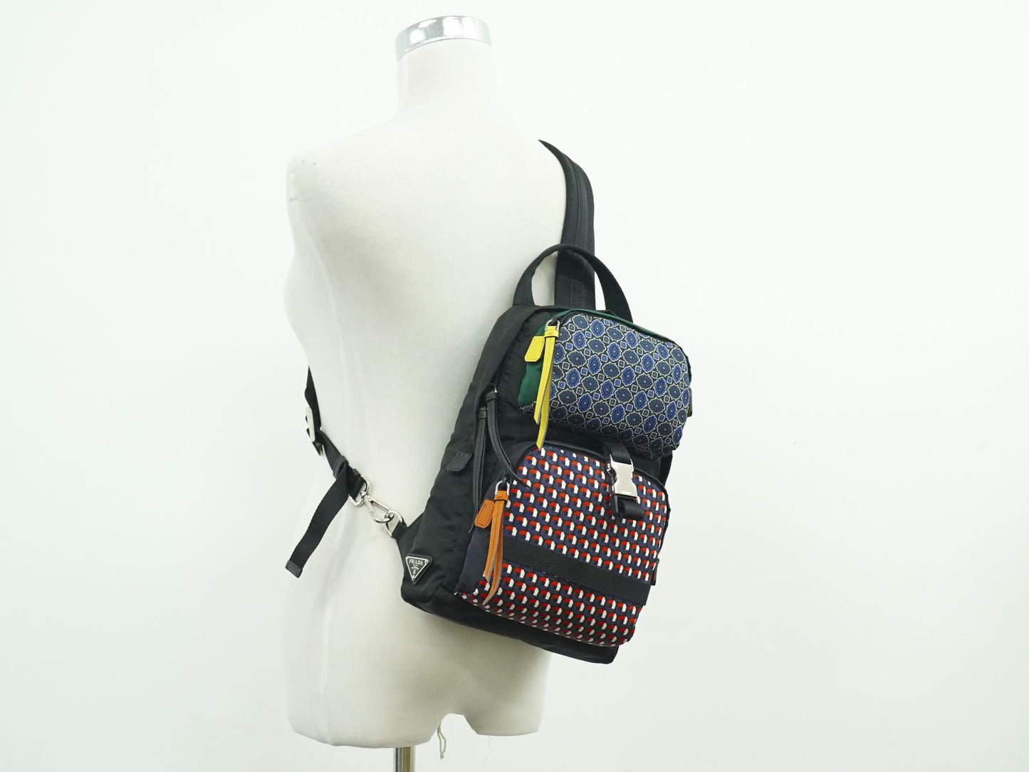 PRADA テスート ボディバッグ ブラック ブルー レッド 2VZ013