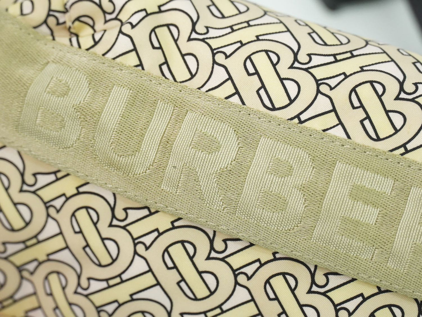 BURBERRY TBモノグラム ボディバッグ ベージュ