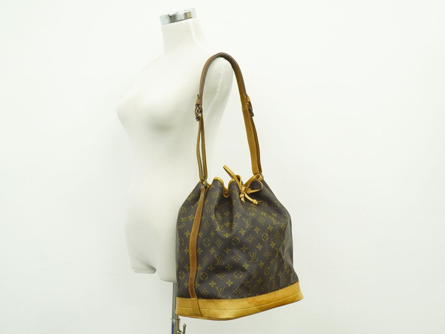 LOUIS VUITTON ノエ モノグラム ショルダーバッグ M42224