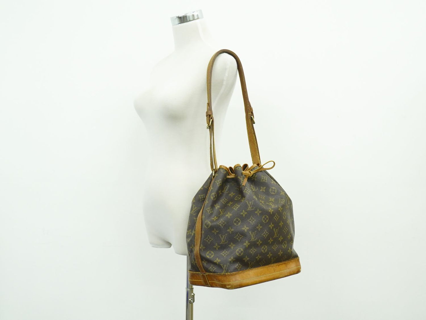 LOUIS VUITTON ノエ モノグラム ショルダーバッグ M42224