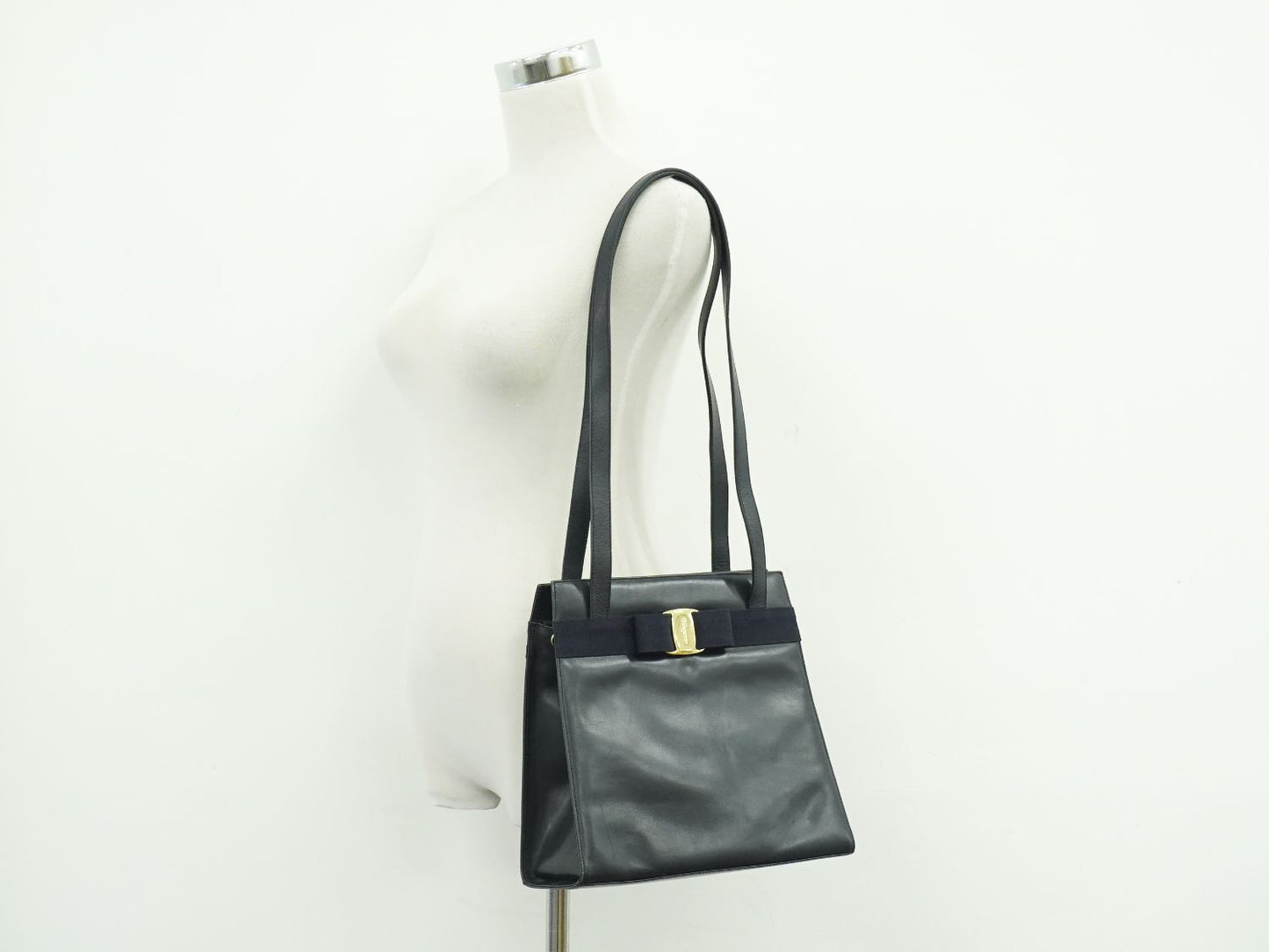 Salvatore Ferragamo ヴァラ ショルダーバッグ ネイビー