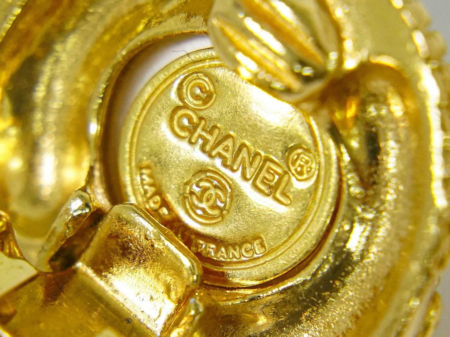 CHANEL ココマーク フェイクパール イヤリング GP ホワイト