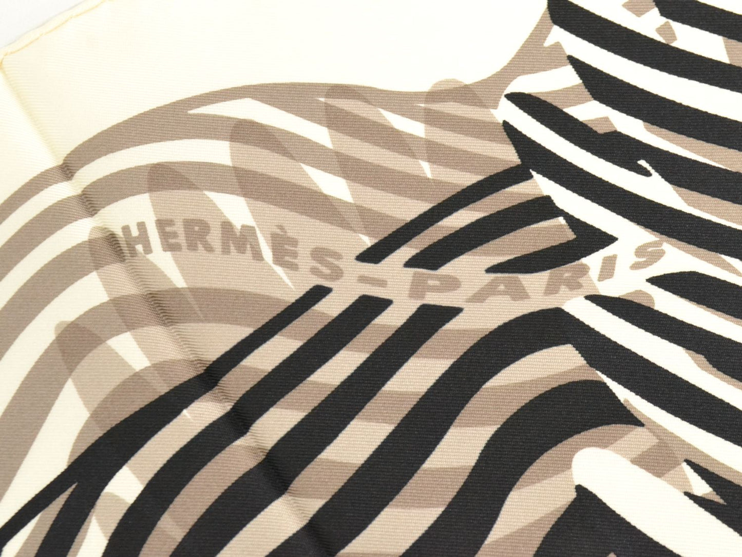 HERMES スカーフ カレ90 ONDE DE CHIC 洗練の波