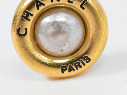 CHANEL ロゴ フェイクパール イヤリング GP ホワイト