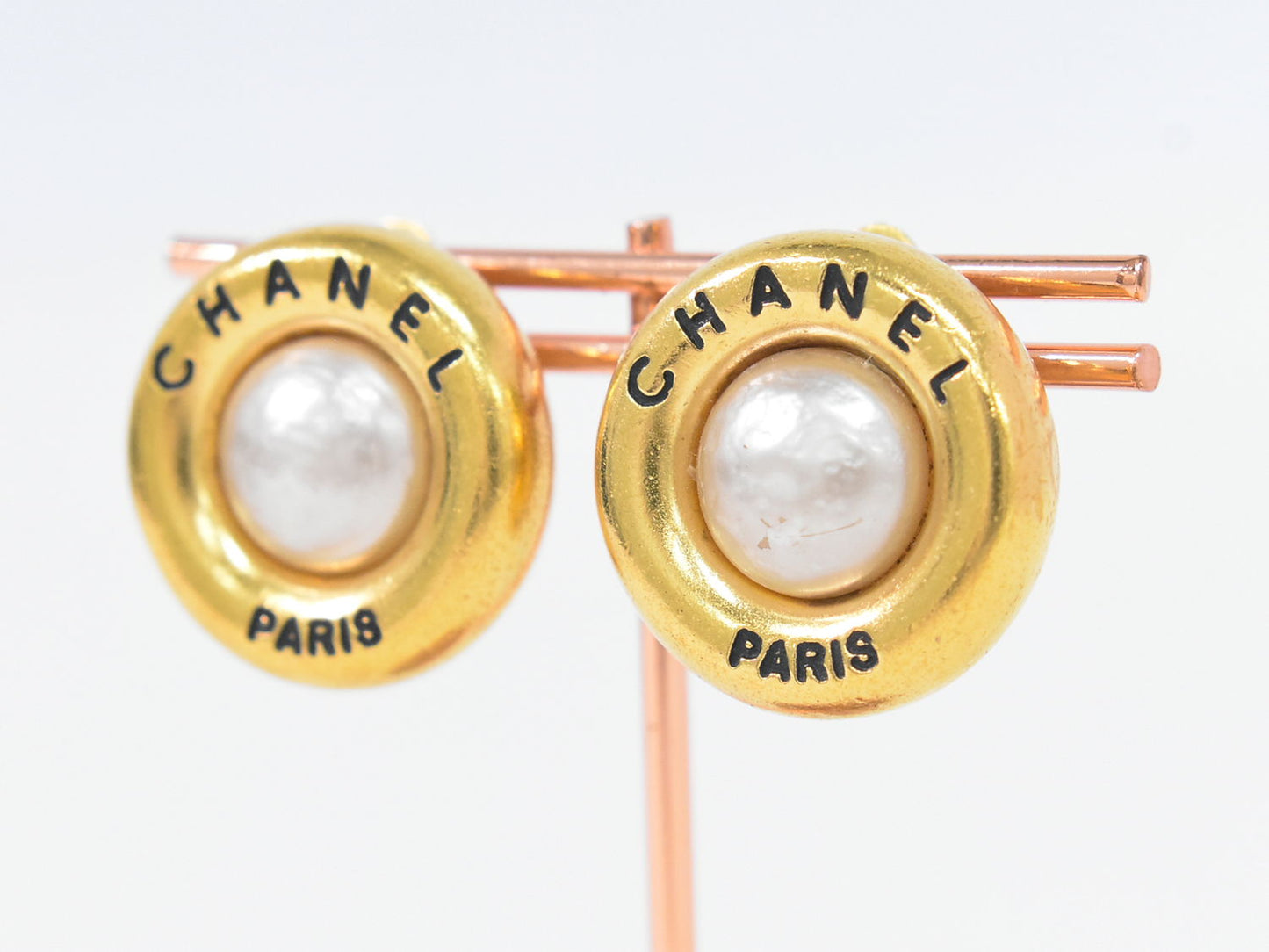 CHANEL ロゴ フェイクパール イヤリング GP ホワイト