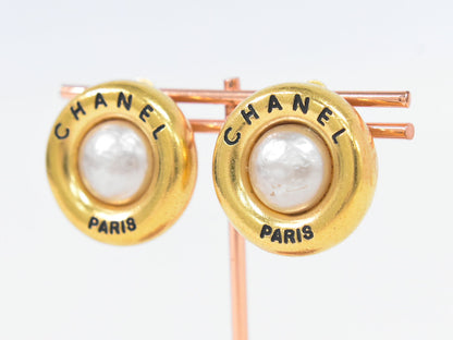 CHANEL ロゴ フェイクパール イヤリング GP ホワイト