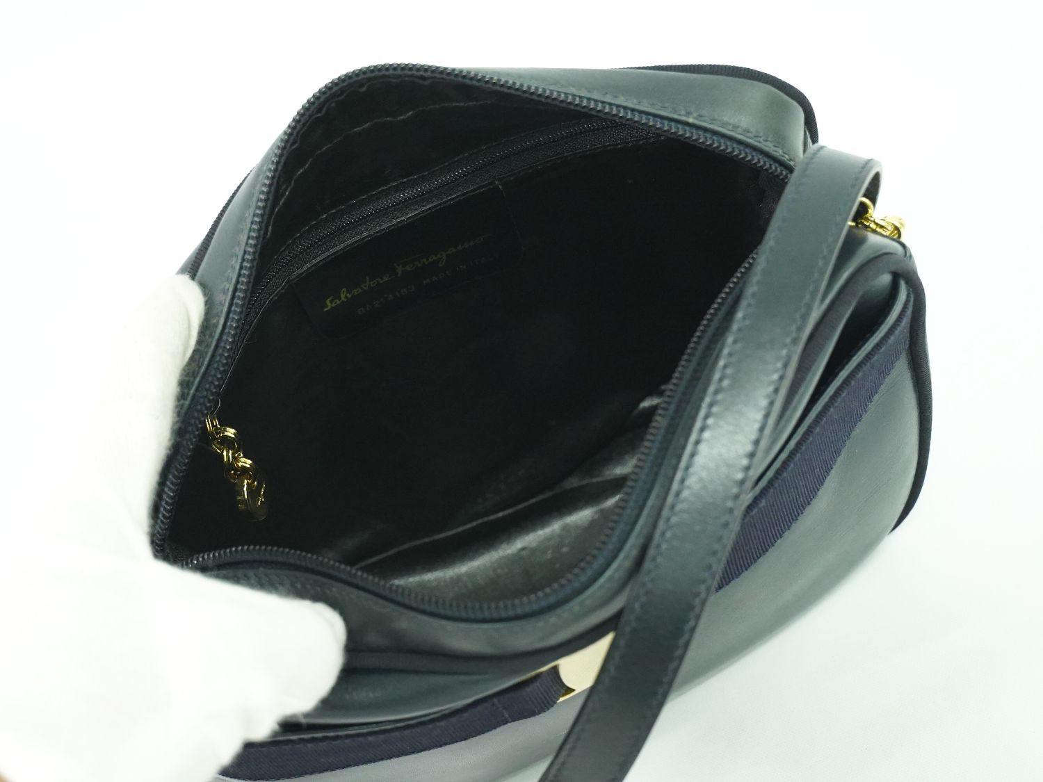 Salvatore Ferragamo ヴァラ ショルダーバッグ ネイビー – BRAND