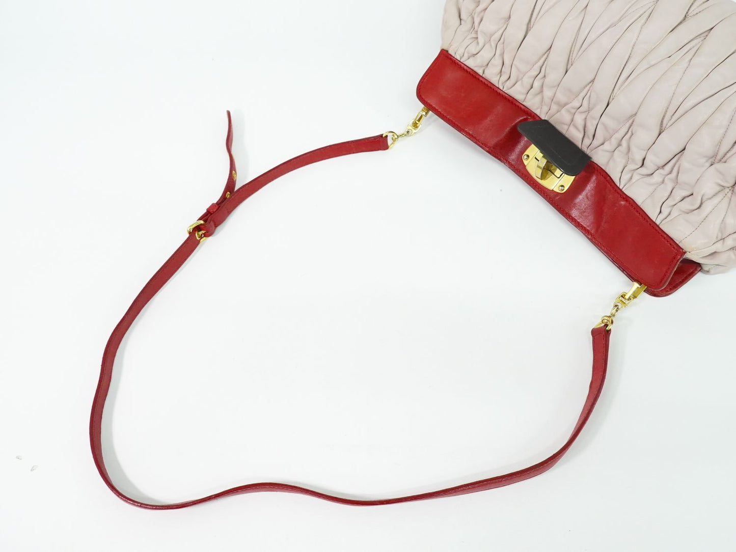 MIU MIU マテラッセ ショルダーバッグ ピンクベージュ レッド