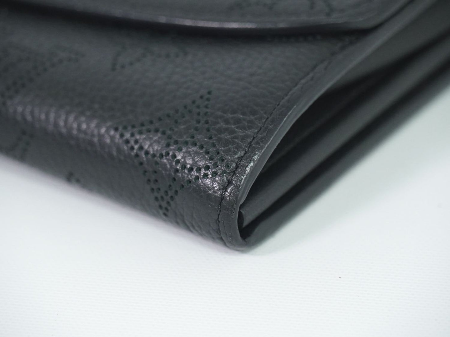 LOUIS VUITTON ポルトフォイユ イリス マヒナ レザー 長財布 ノワール M60143