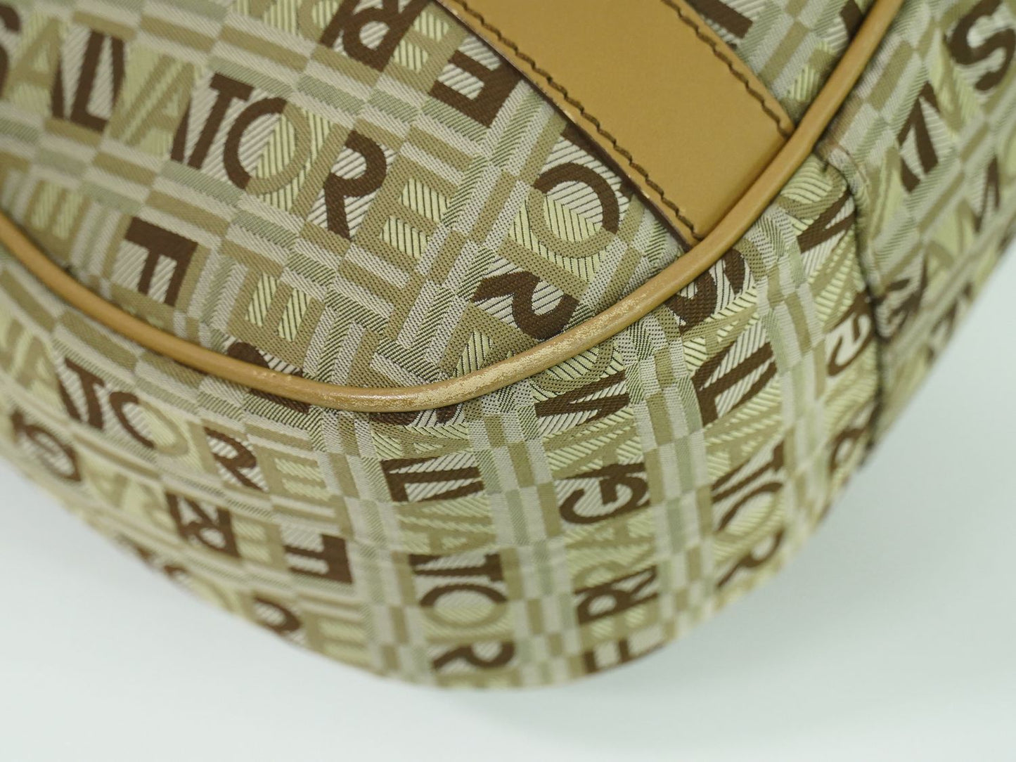 Salvatore Ferragamo ロゴ柄 ショルダーバッグ ベージュ ブラウン