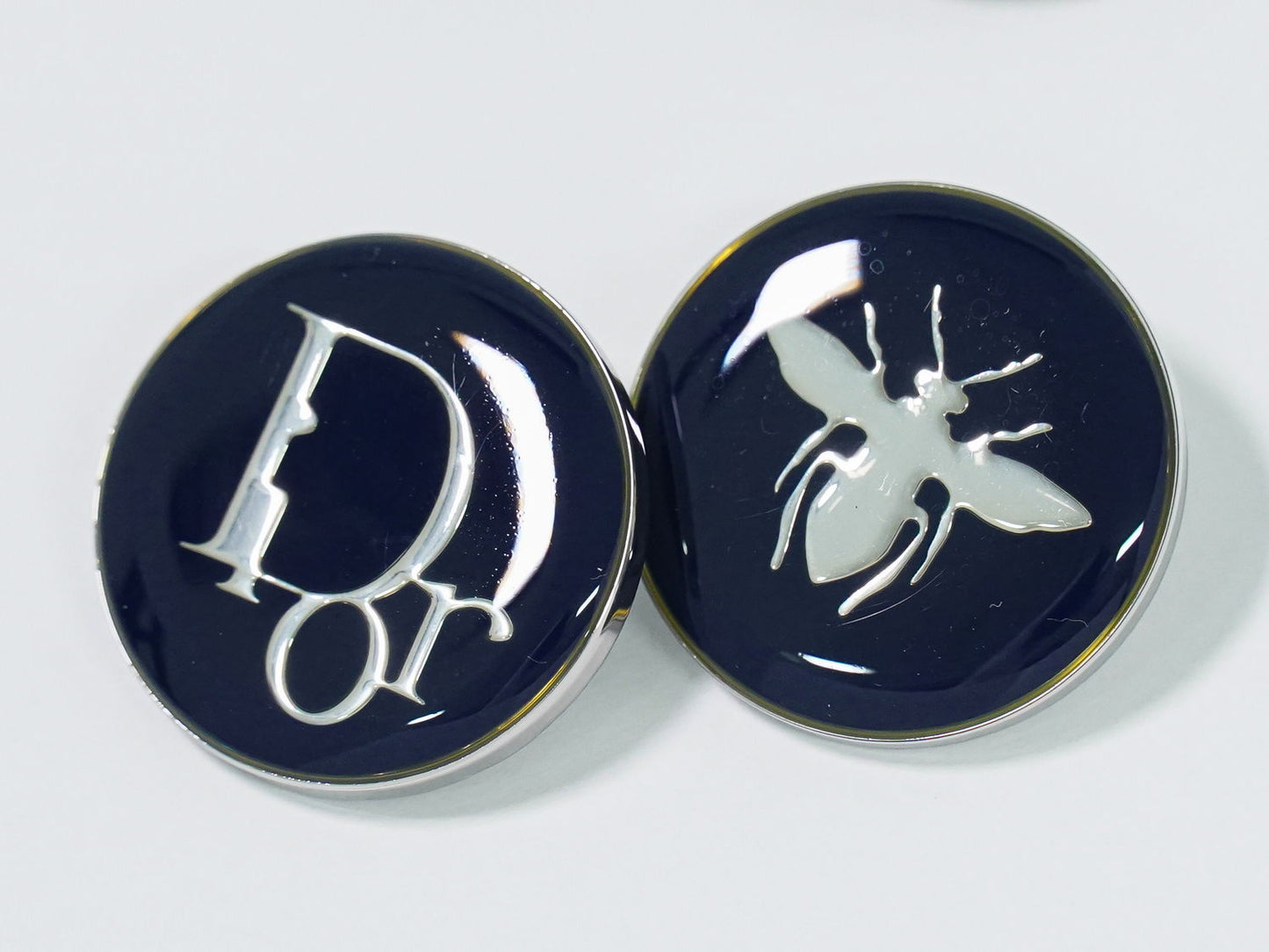 Dior ロゴ ビーモチーフ ピンバッジ 4点セット ノベルティ メタル ブラック ネイビー シルバー