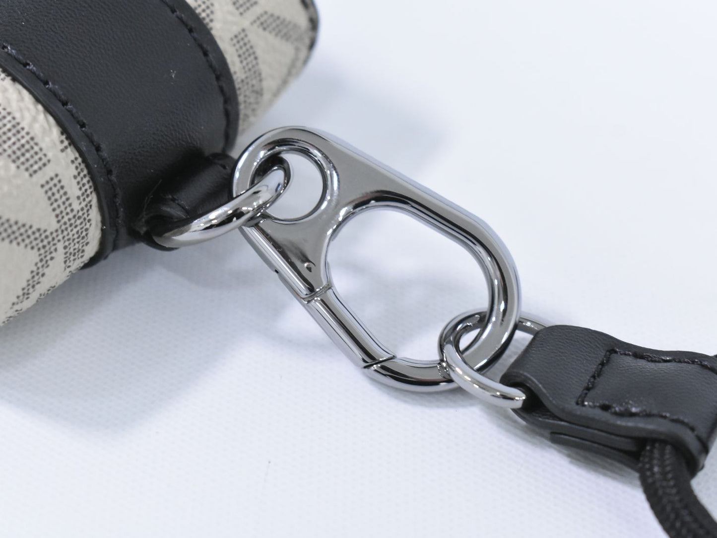 MICHAEL KORS MKシグネチャー AirPodsケース ベージュ ブラック