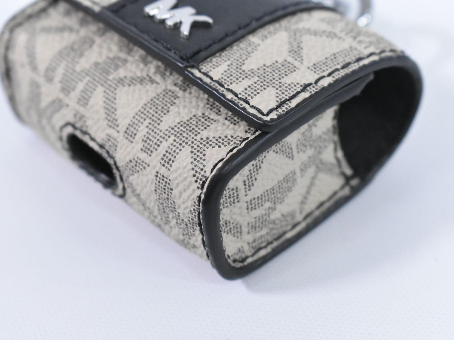 MICHAEL KORS MKシグネチャー AirPodsケース ベージュ ブラック