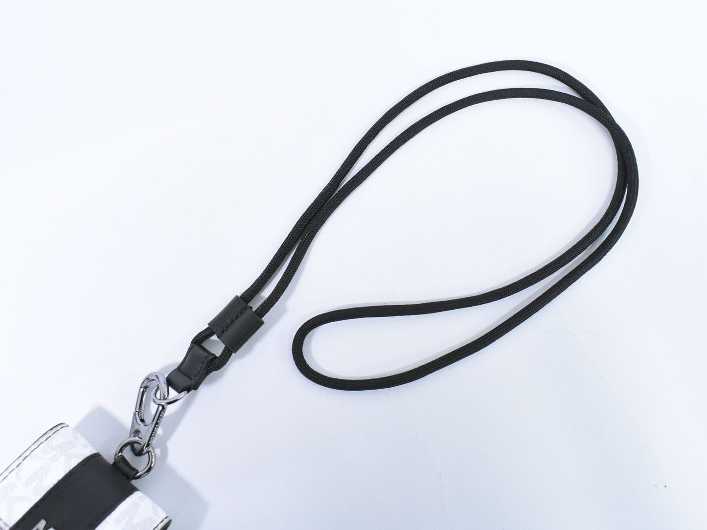 MICHAEL KORS MKシグネチャー AirPodsケース ホワイト ブラック