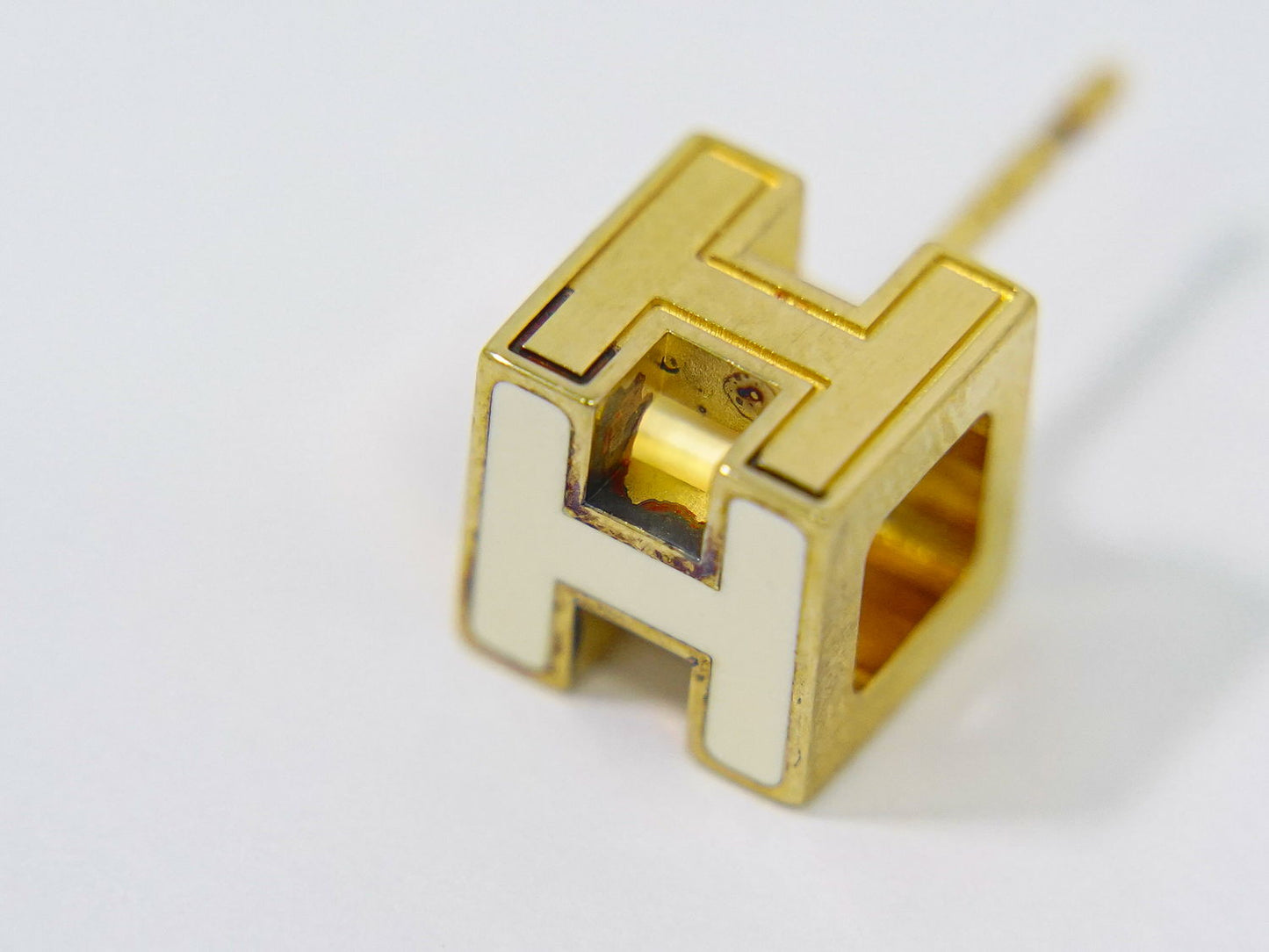 HERMES Hキューブ ピアス GP アイボリー