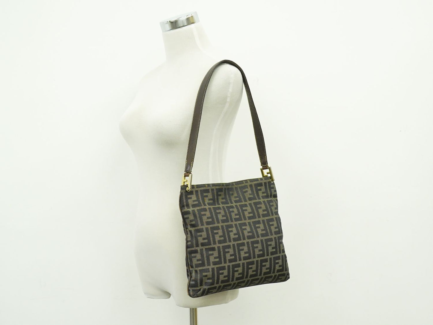 FENDI ズッカ ショルダーバッグ ブラウン