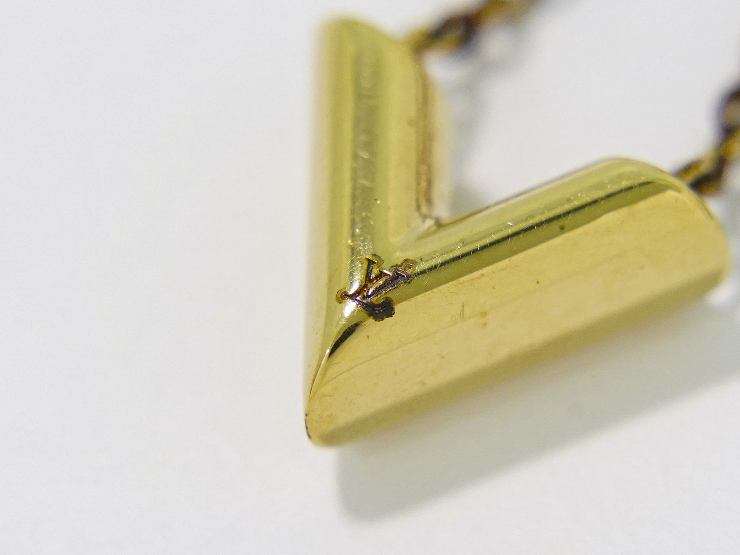 LOUIS VUITTON エセンシャル V ネックレス GP ゴールド M61083