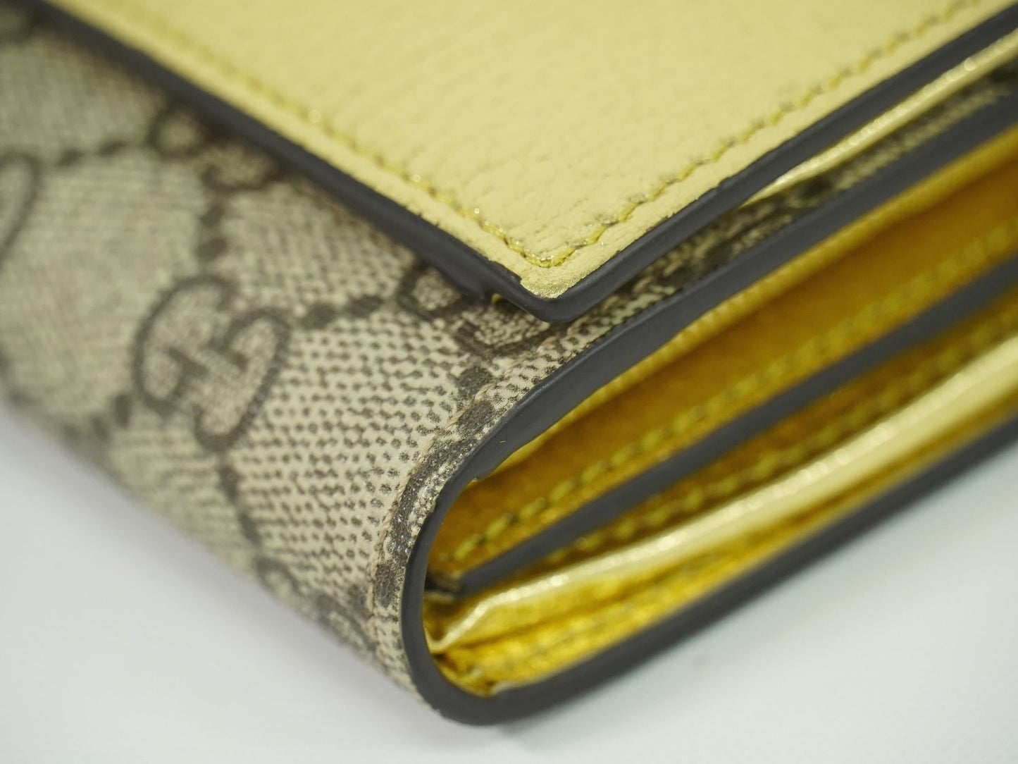 GUCCI GGマーモント 折財布 ベージュ ゴールド 598587