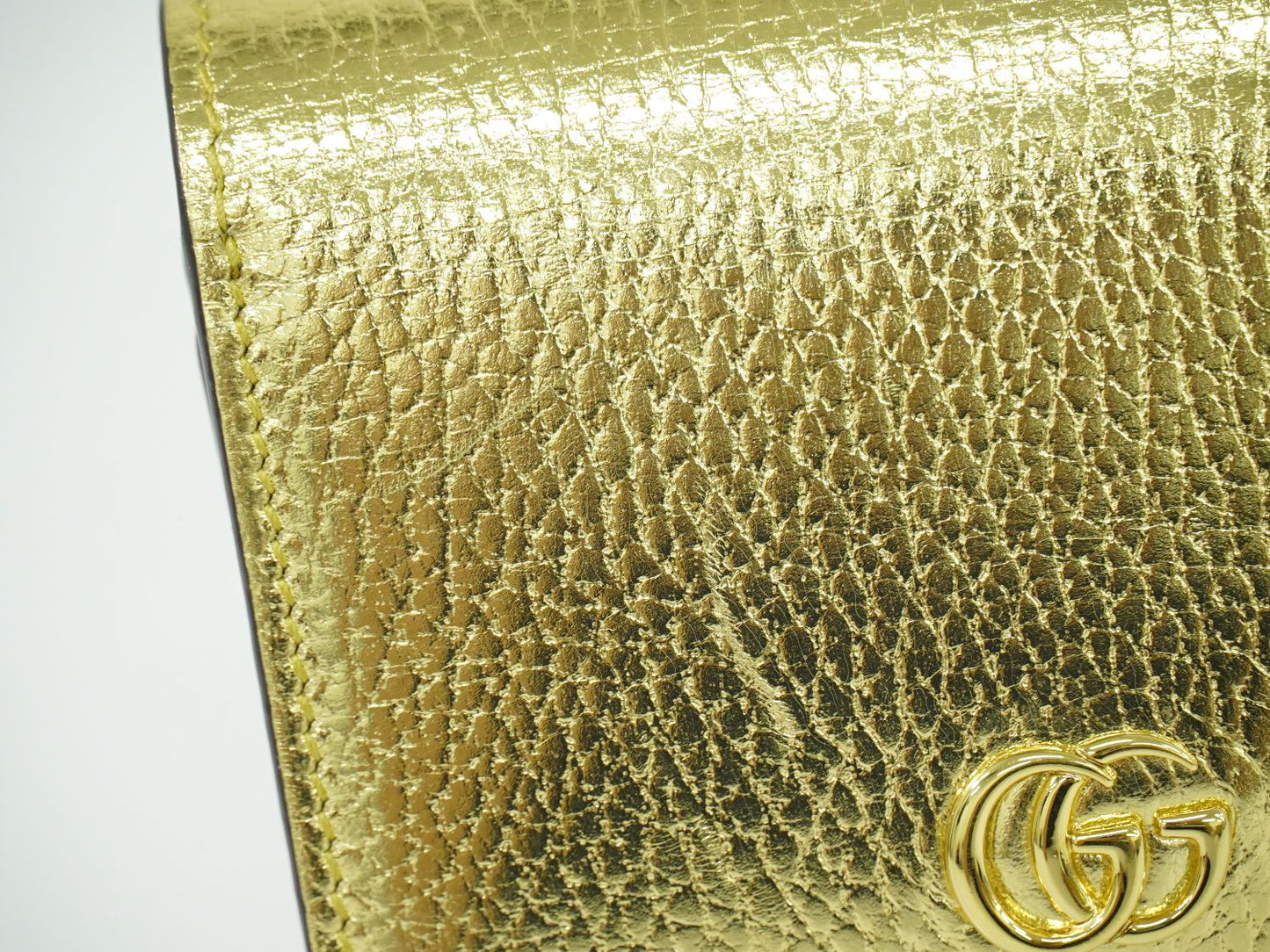 GUCCI GGマーモント 折財布 ベージュ ゴールド 598587