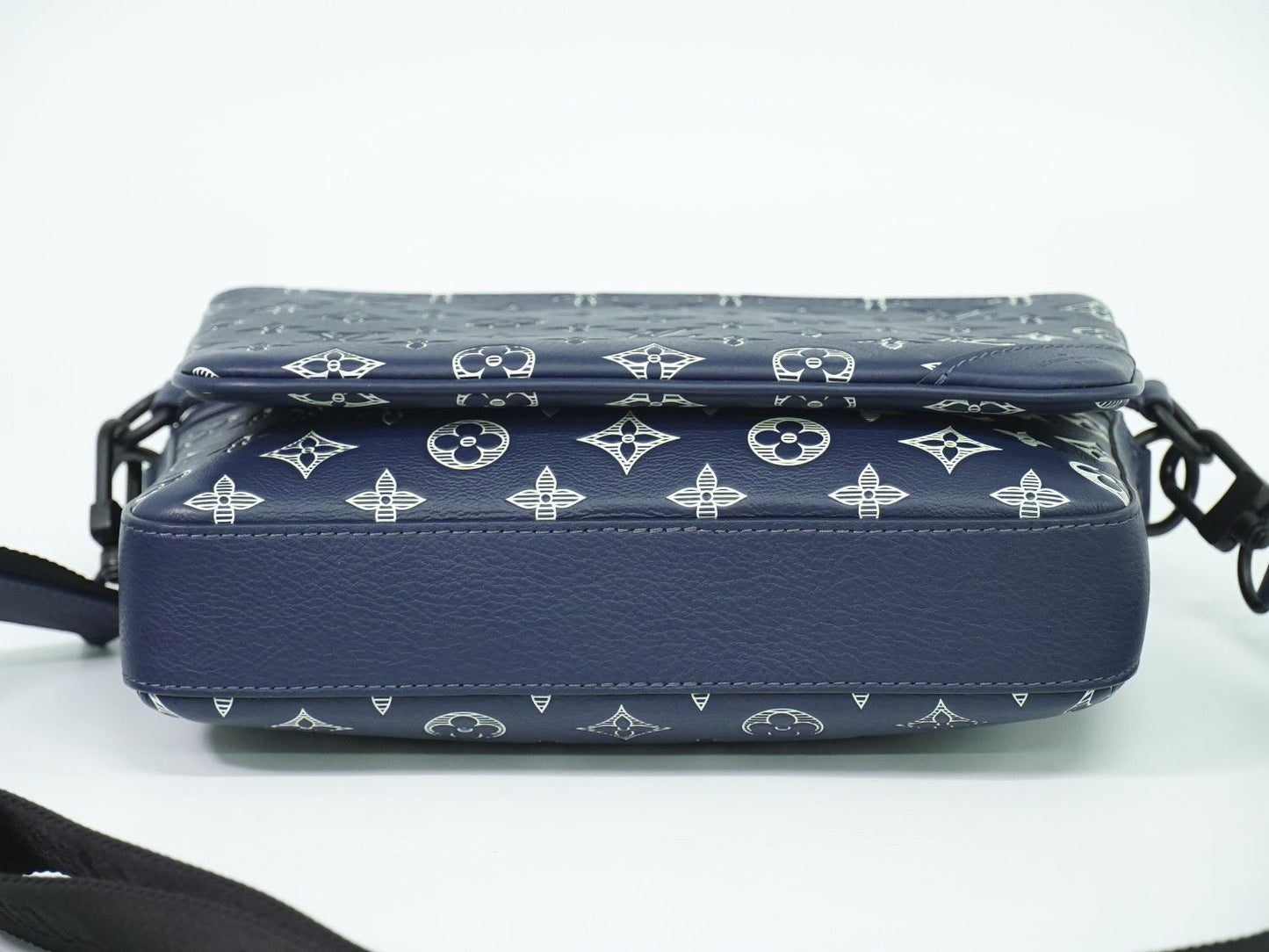 LOUIS VUITTON トリオ メッセンジャー モノグラム シャドウ ショルダーバッグ インクブルー ホワイト M24753