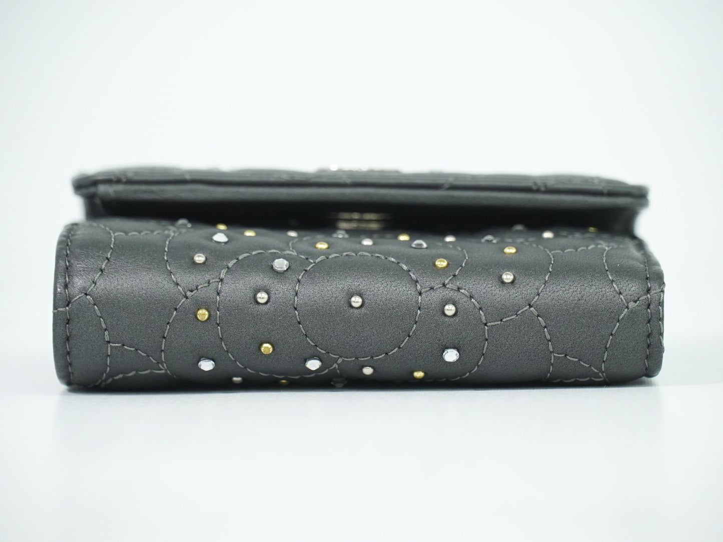 CHANEL カメリア ラインストーン 折財布 ダークグレー
