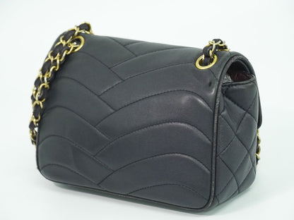 CHANEL ココマーク 波ステッチ ショルダーバッグ ブラック
