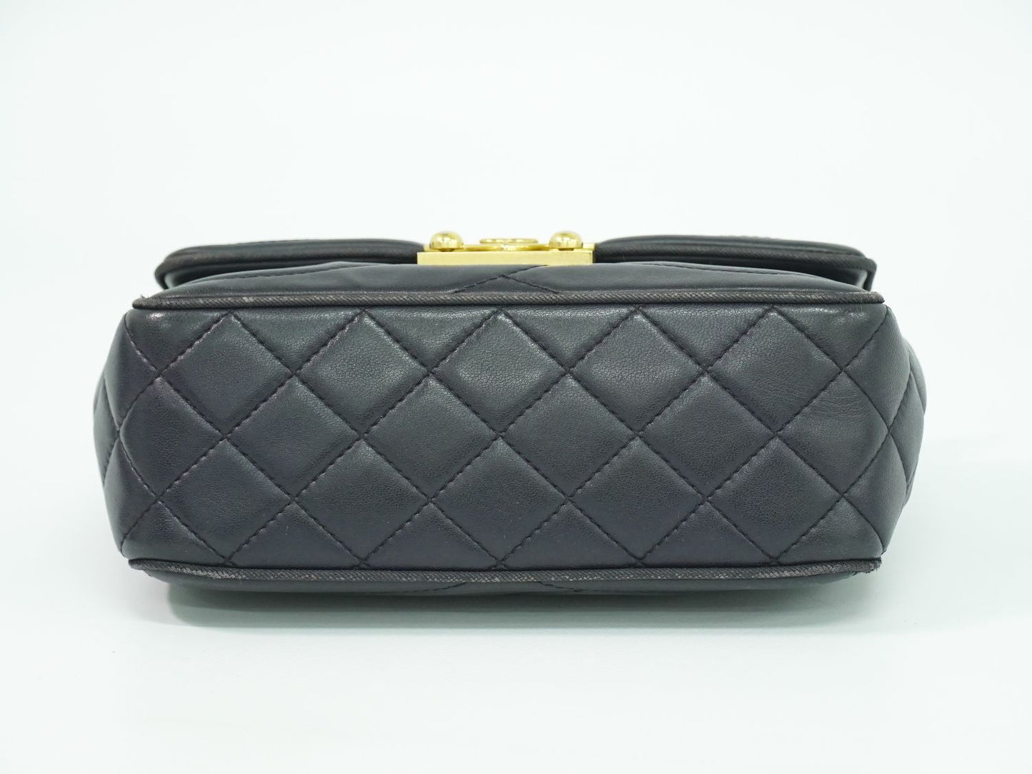 CHANEL ココマーク 波ステッチ ショルダーバッグ ブラック