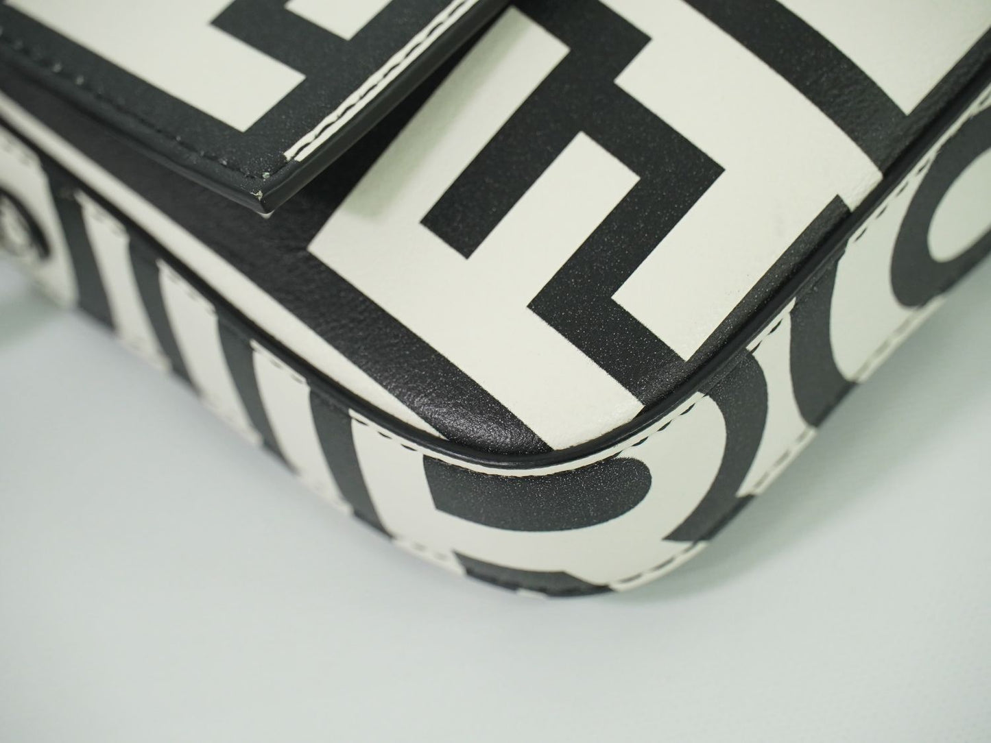 FENDI × MARC JACOBS バゲット フォンポーチ 2WAY ショルダーバッグ ホワイト ブラック 7AS142