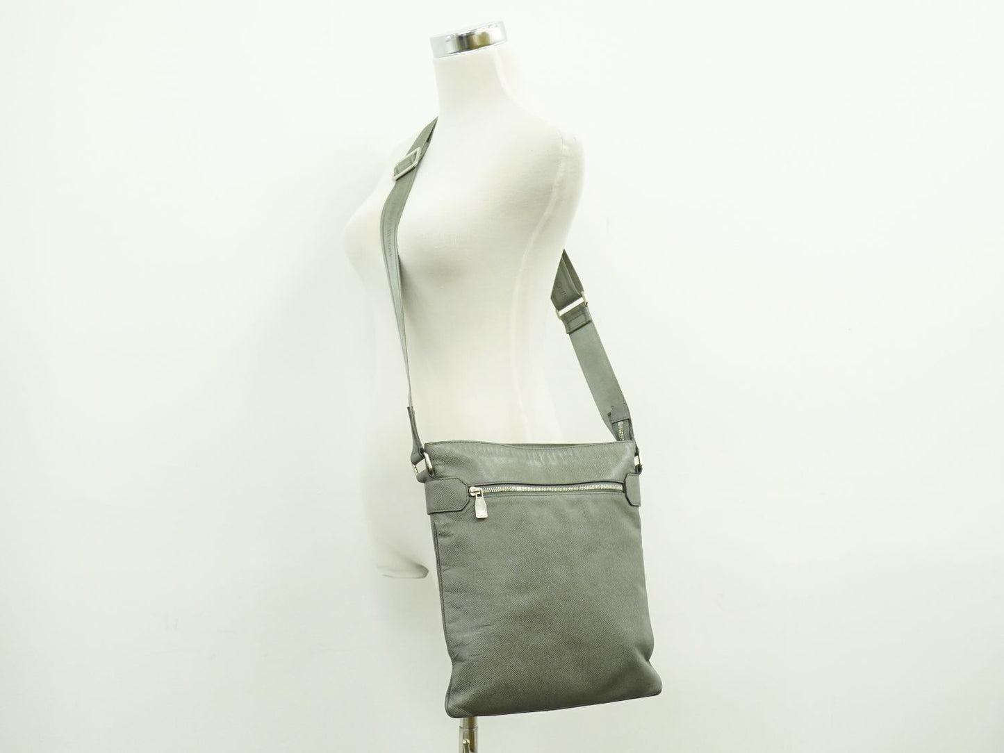 LOUIS VUITTON サシャ タイガ レザー ショルダーバッグ グラシエ M32630