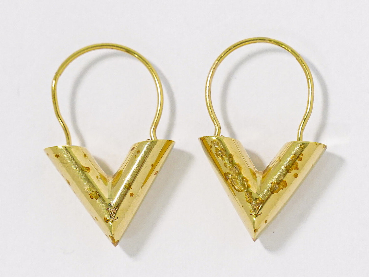 LOUIS VUITTON エセンシャル V フープ ピアス GP M61088