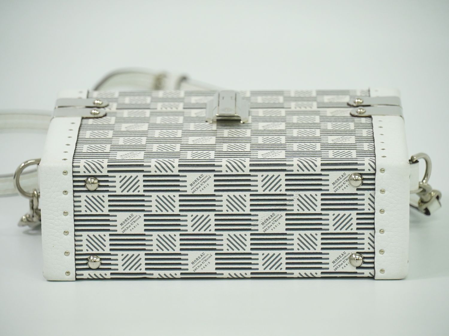 MOREAU PARIS モローパリ 【美品】VICTORIA ヴィクトリア ミニ トランク ポシェット MOREAU PARIS ヴィクトリア ミニ トランク ショルダーバッグ ホワイト