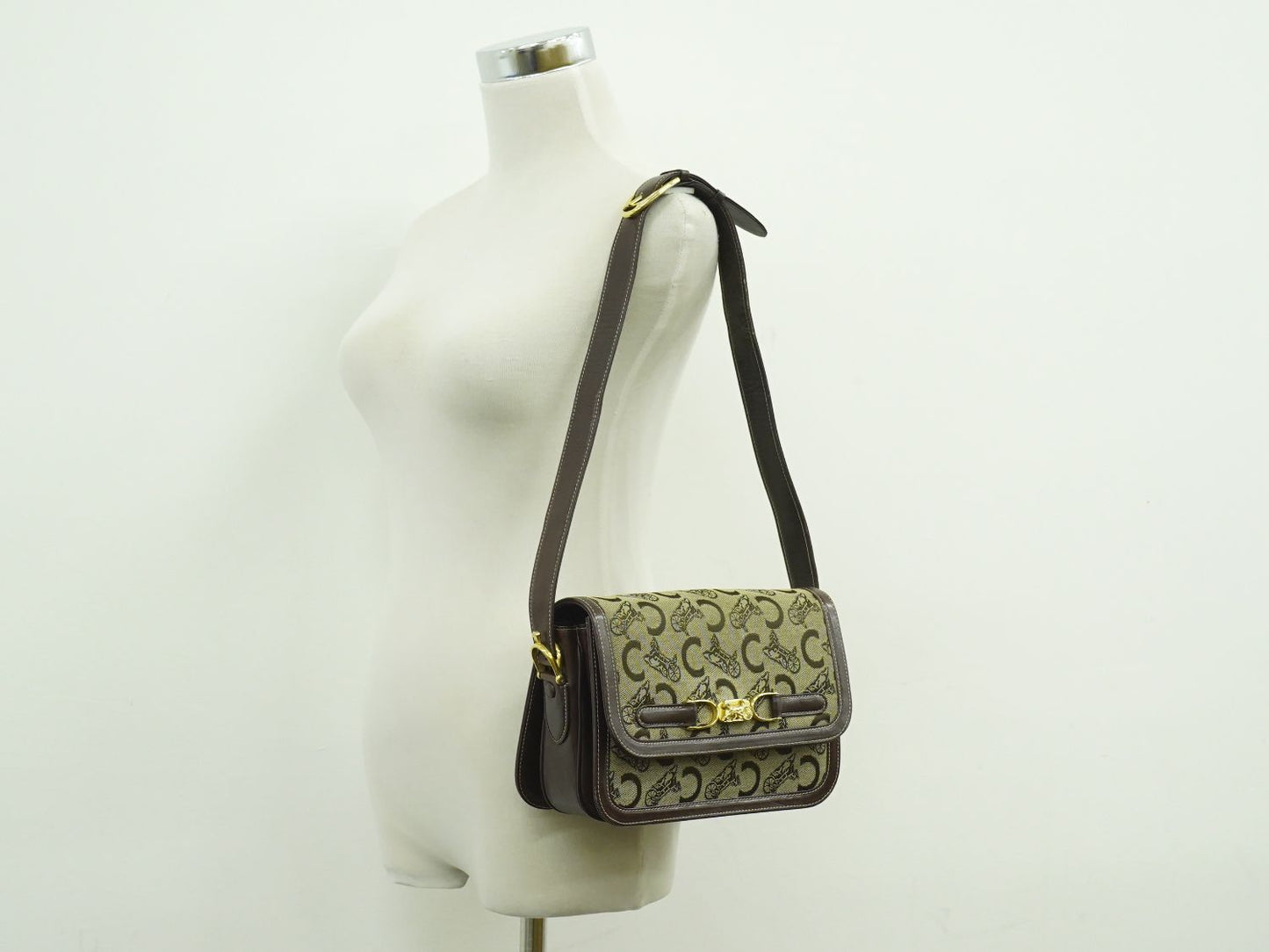 CELINE Cサルキー 馬車金具 ショルダーバッグ ベージュ ブラウン