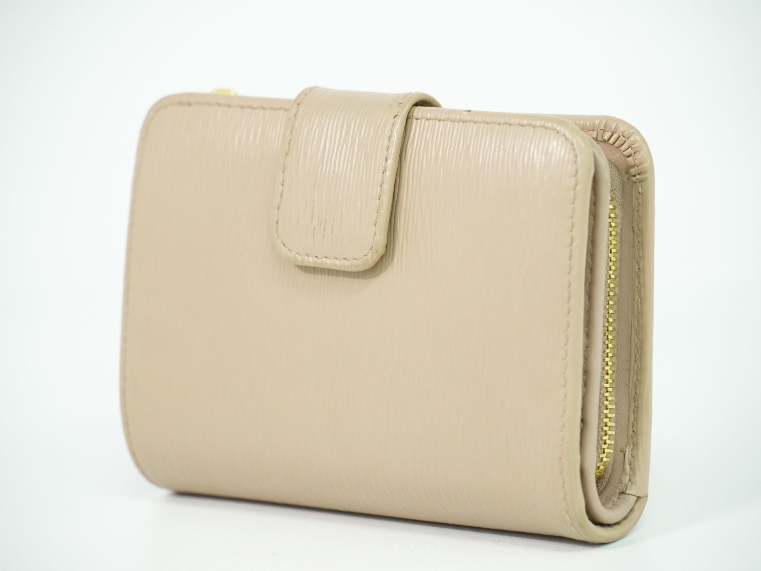 PRADA サフィアーノレザー 二つ折り財布 ベージュ系Cipria PRADA（プラダ） VITELLO MOVE 型押しレザー コンパクト財布 スモール