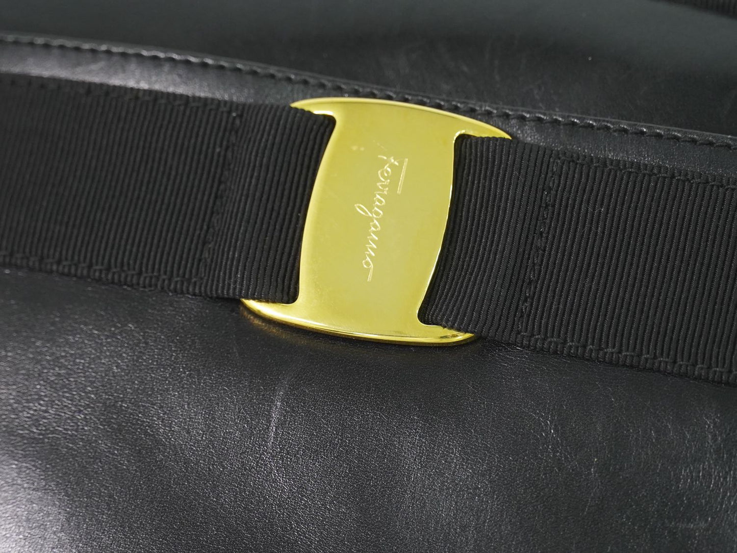 Salvatore Ferragamo ヴァラ ショルダーバッグ ブラック