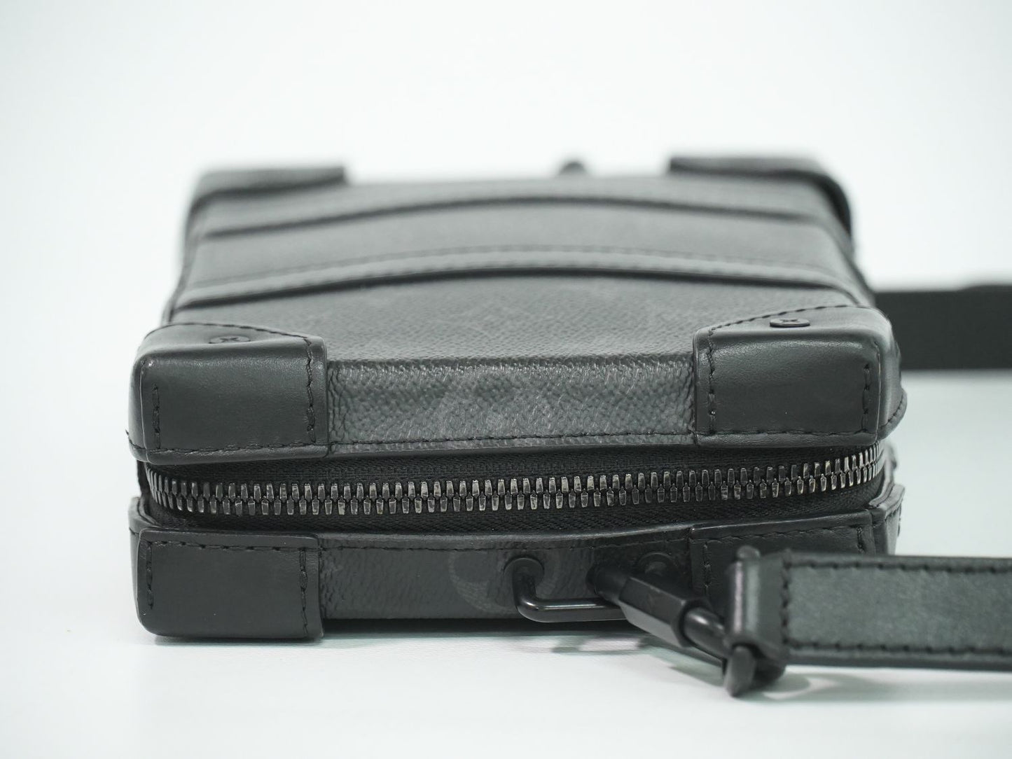 LOUIS VUITTON ソフトトランク ウォレット モノグラム エクリプス ショルダーウォレット ブラック M69838