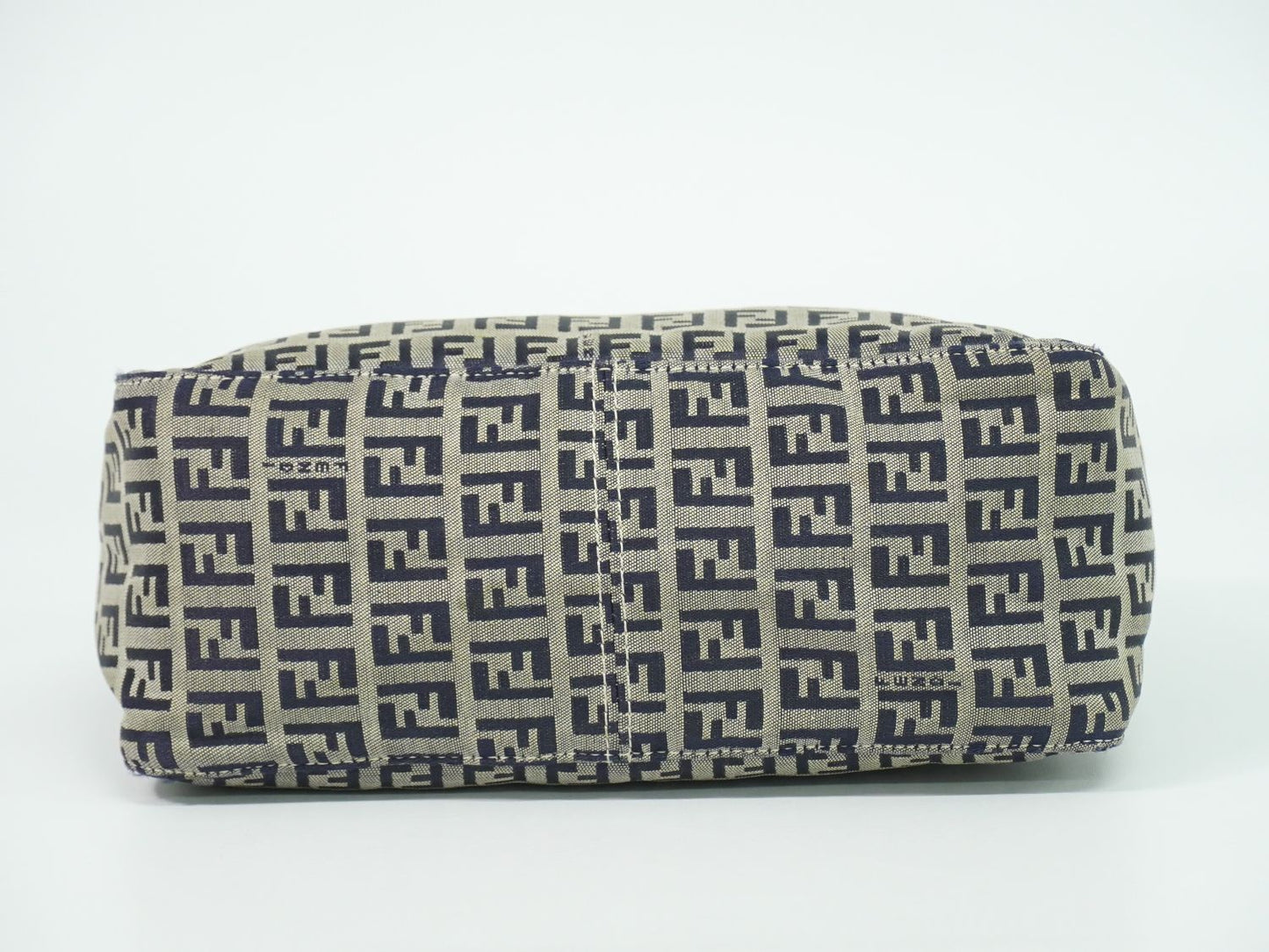 FENDI ズッキーノ ハンドバッグ グレー ネイビー 8N005