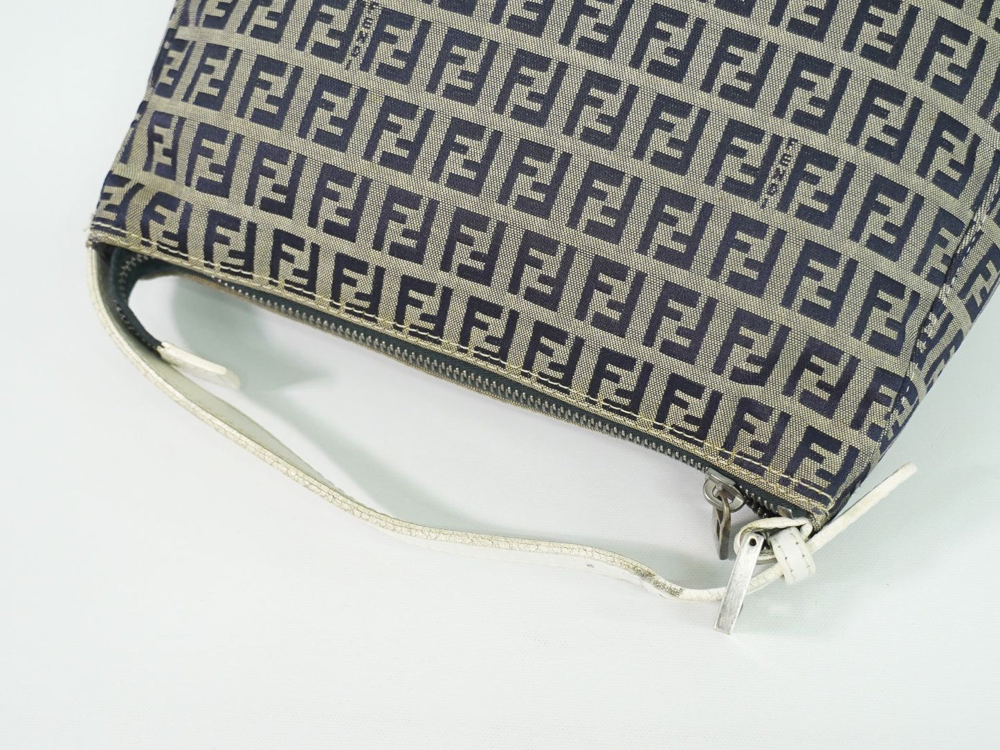 FENDI ズッキーノ ハンドバッグ グレー ネイビー 8N005