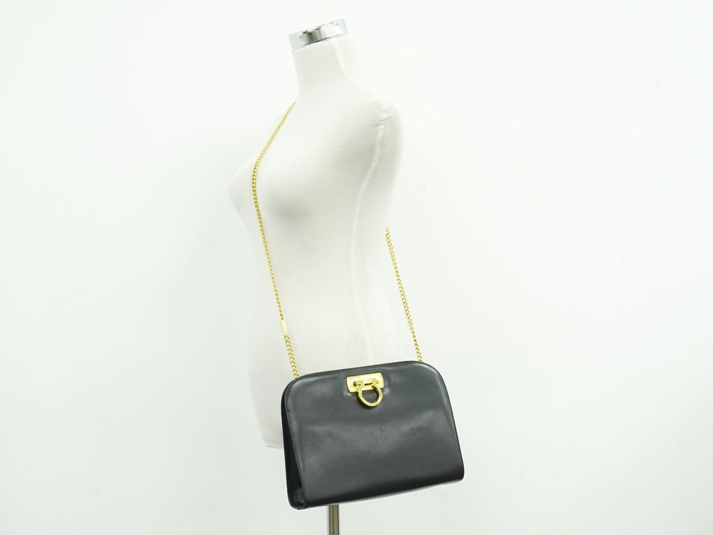 Salvatore Ferragamo ガンチーニ ショルダーバッグ ブラック