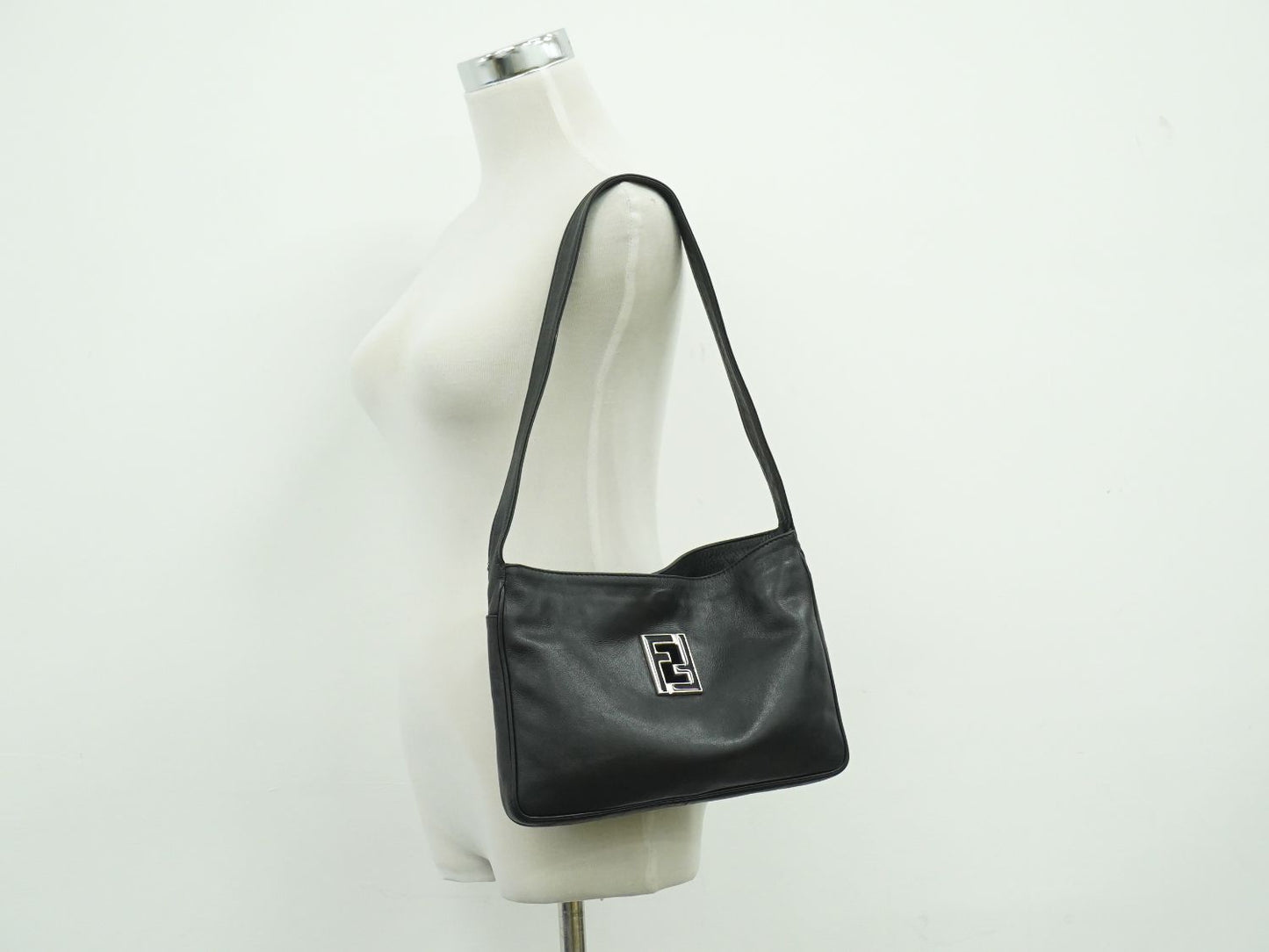 FENDI ロゴ ショルダーバッグ ブラック