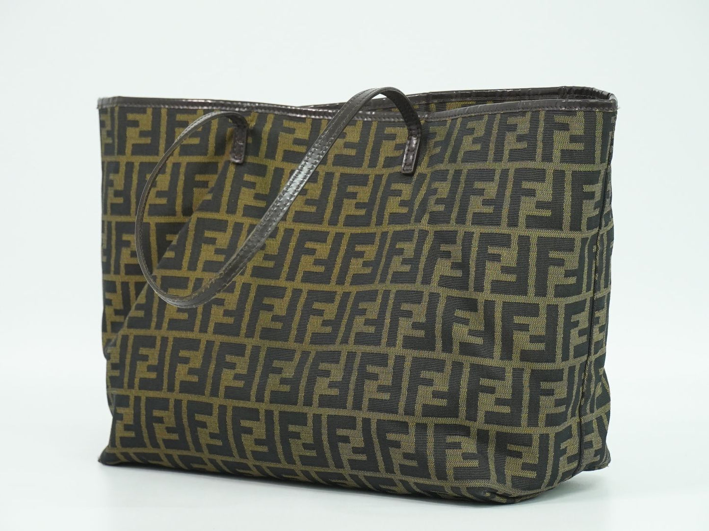 FENDI ズッカ ショルダーバッグ ブラウン
